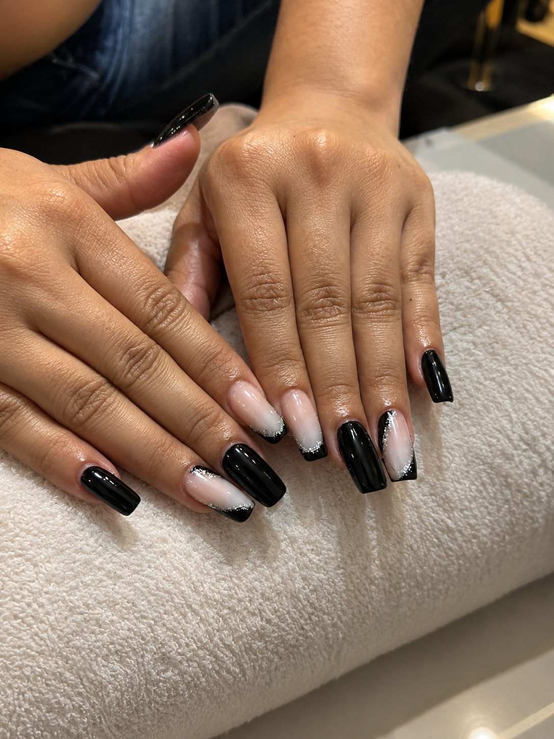 Unhas Glamour Preto e Nude com Glitter